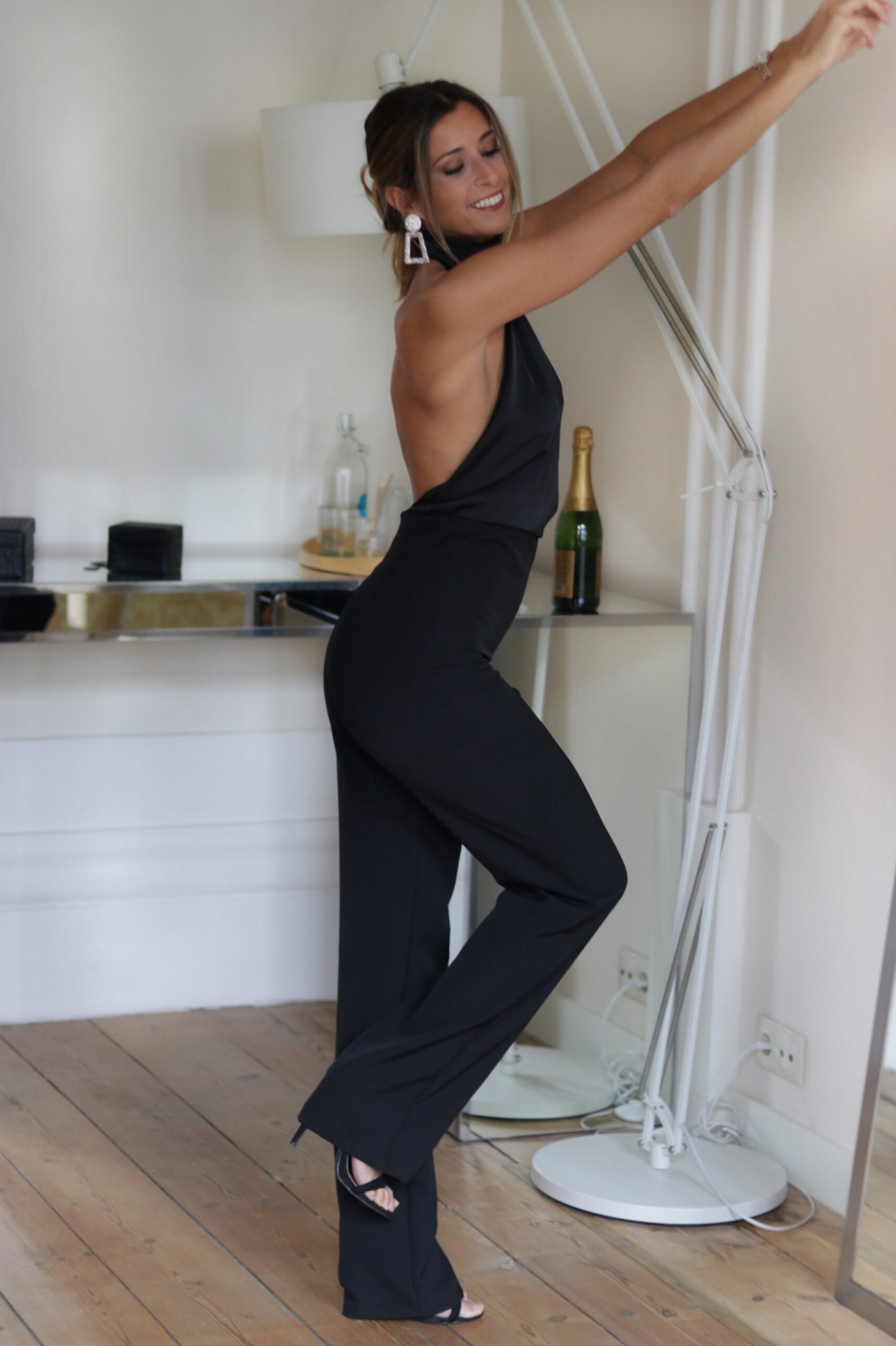 Hazel Macacão Preto acetinado de gola subida e costas abertas