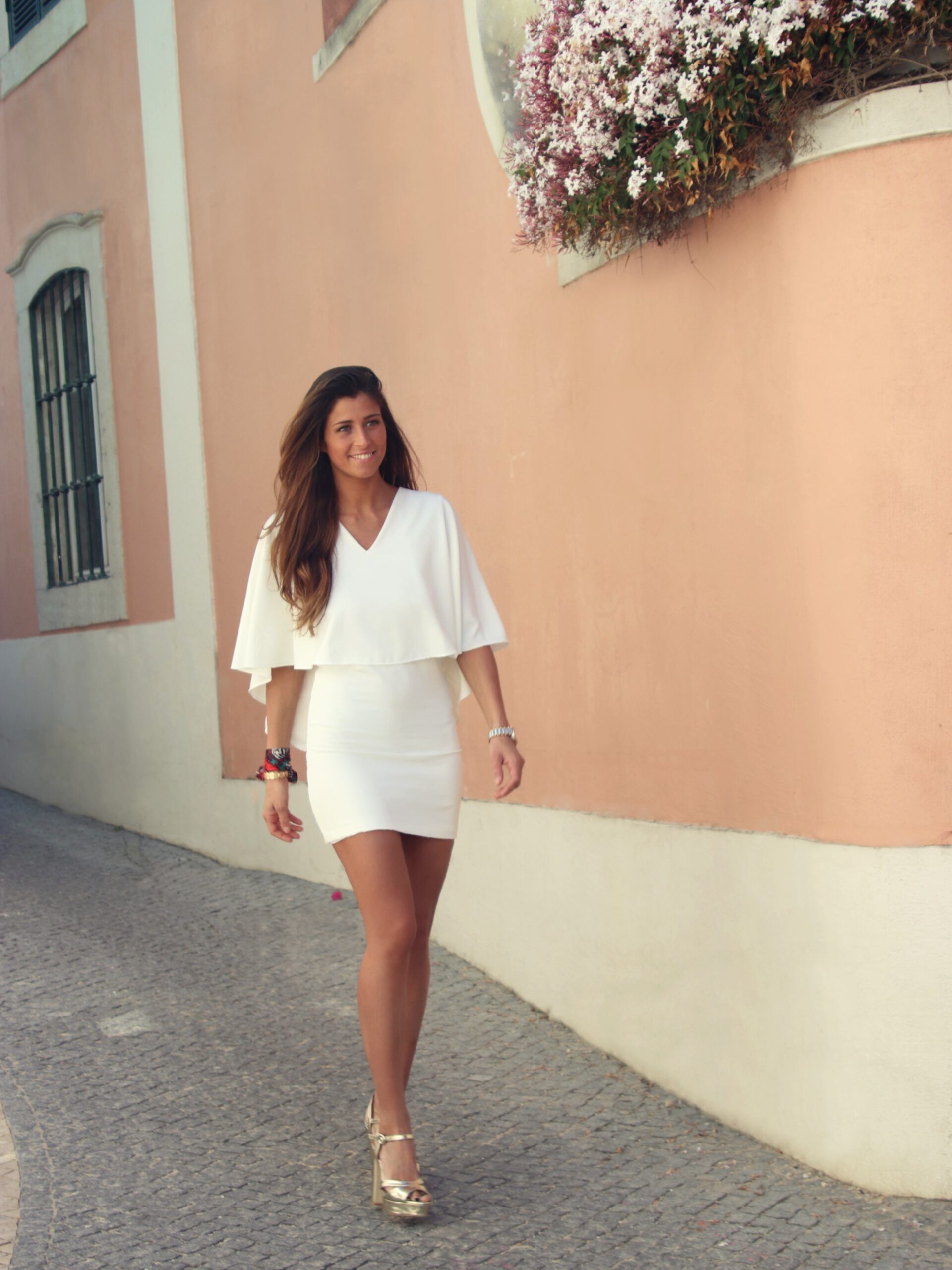Hazel Robe courte blanche avec cape Havana