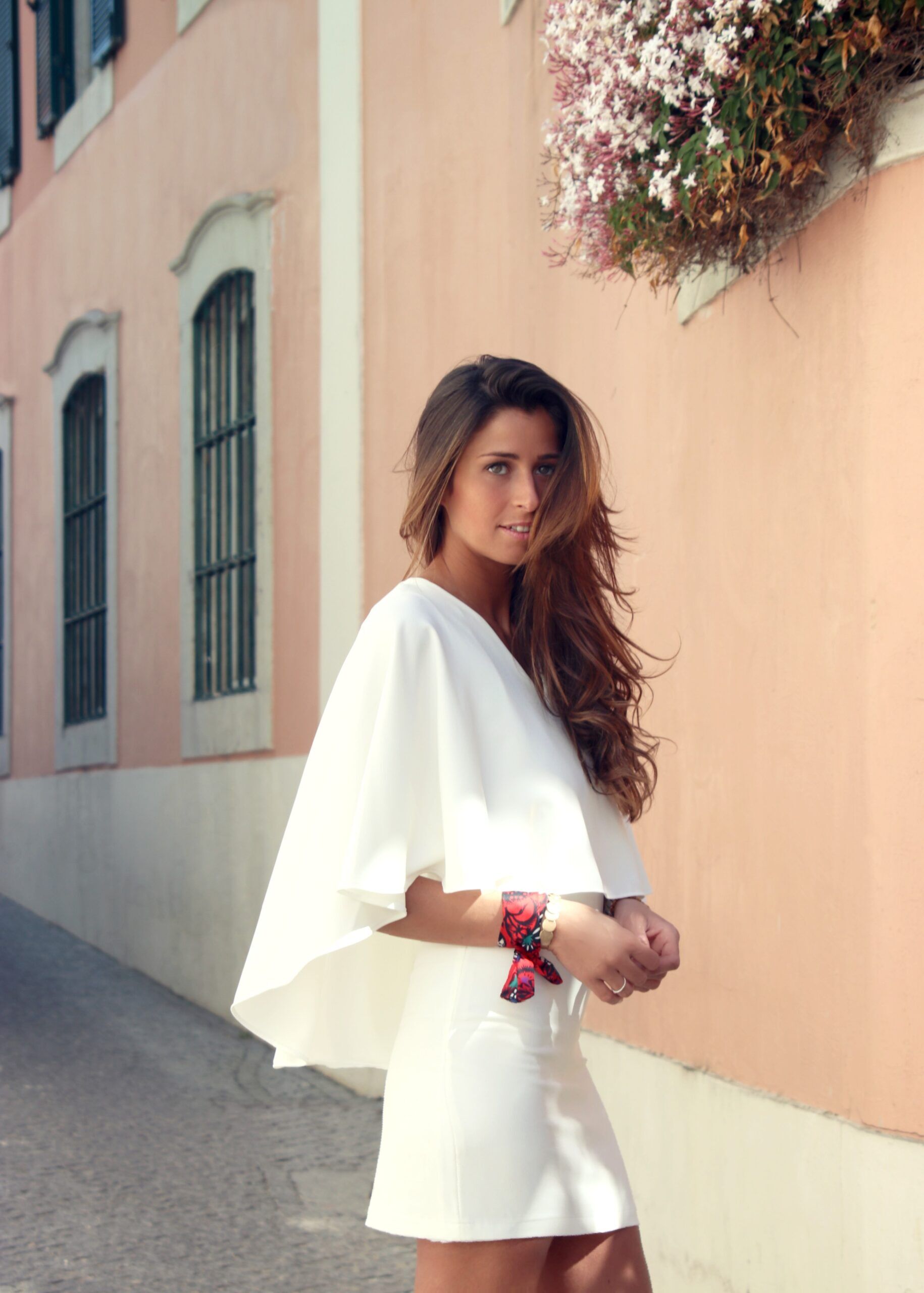 Hazel Robe courte blanche avec cape Havana