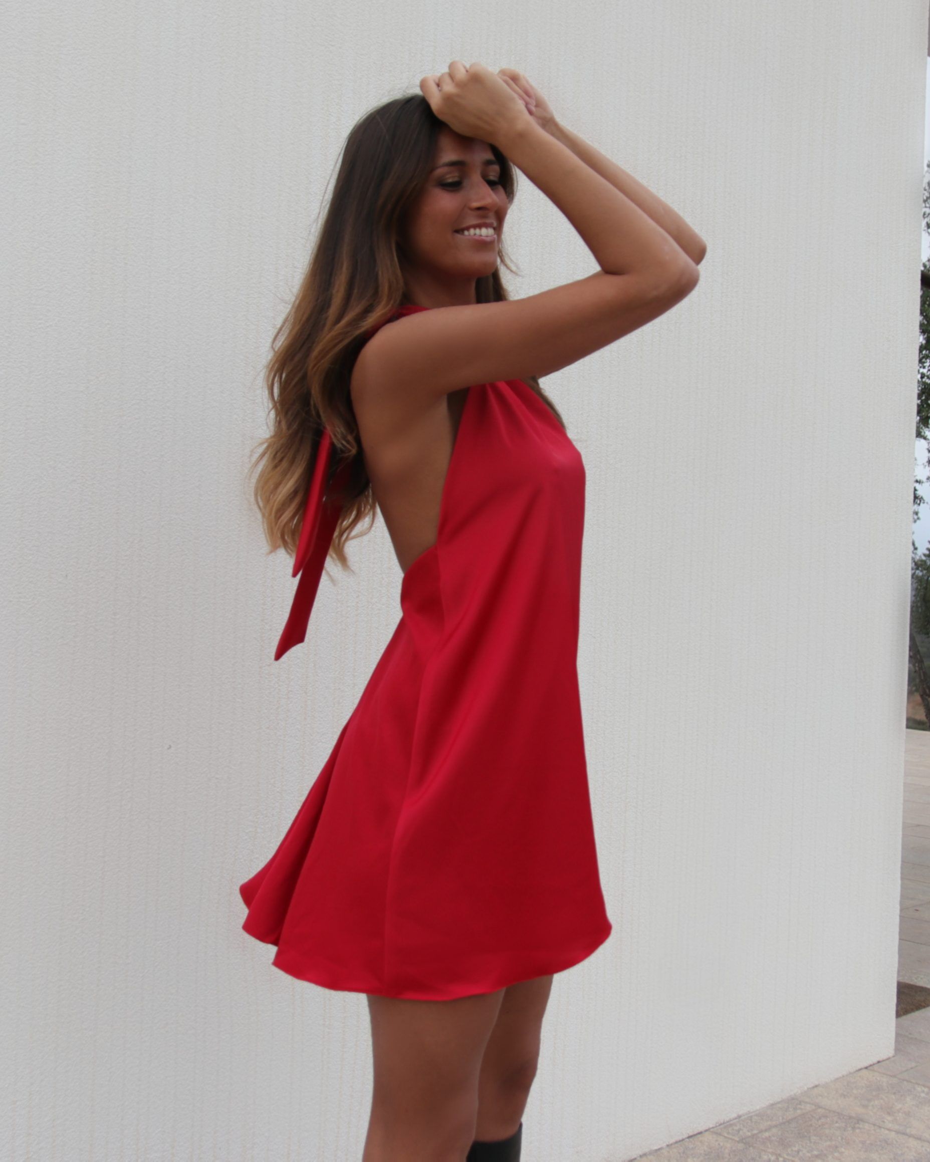 Hazel Short Dress Satin rouge sans dos et dentelle