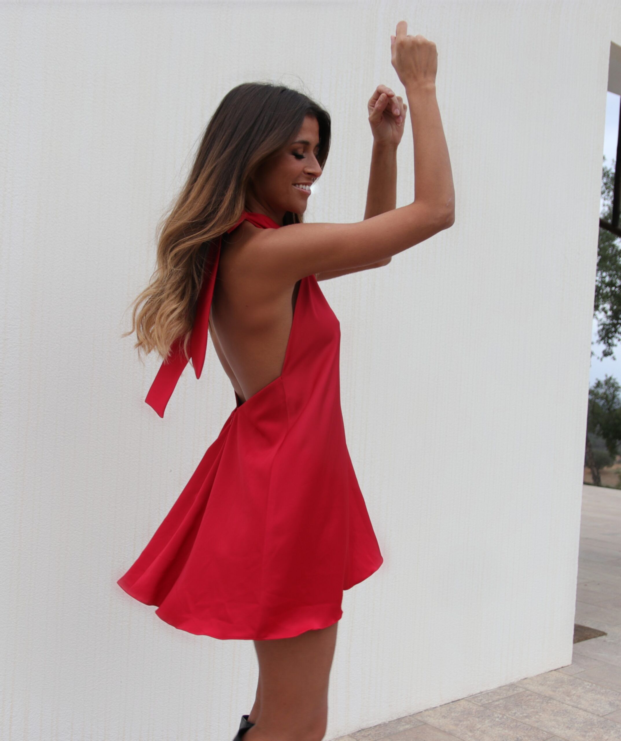 Hazel Short Dress Satin rouge sans dos et dentelle