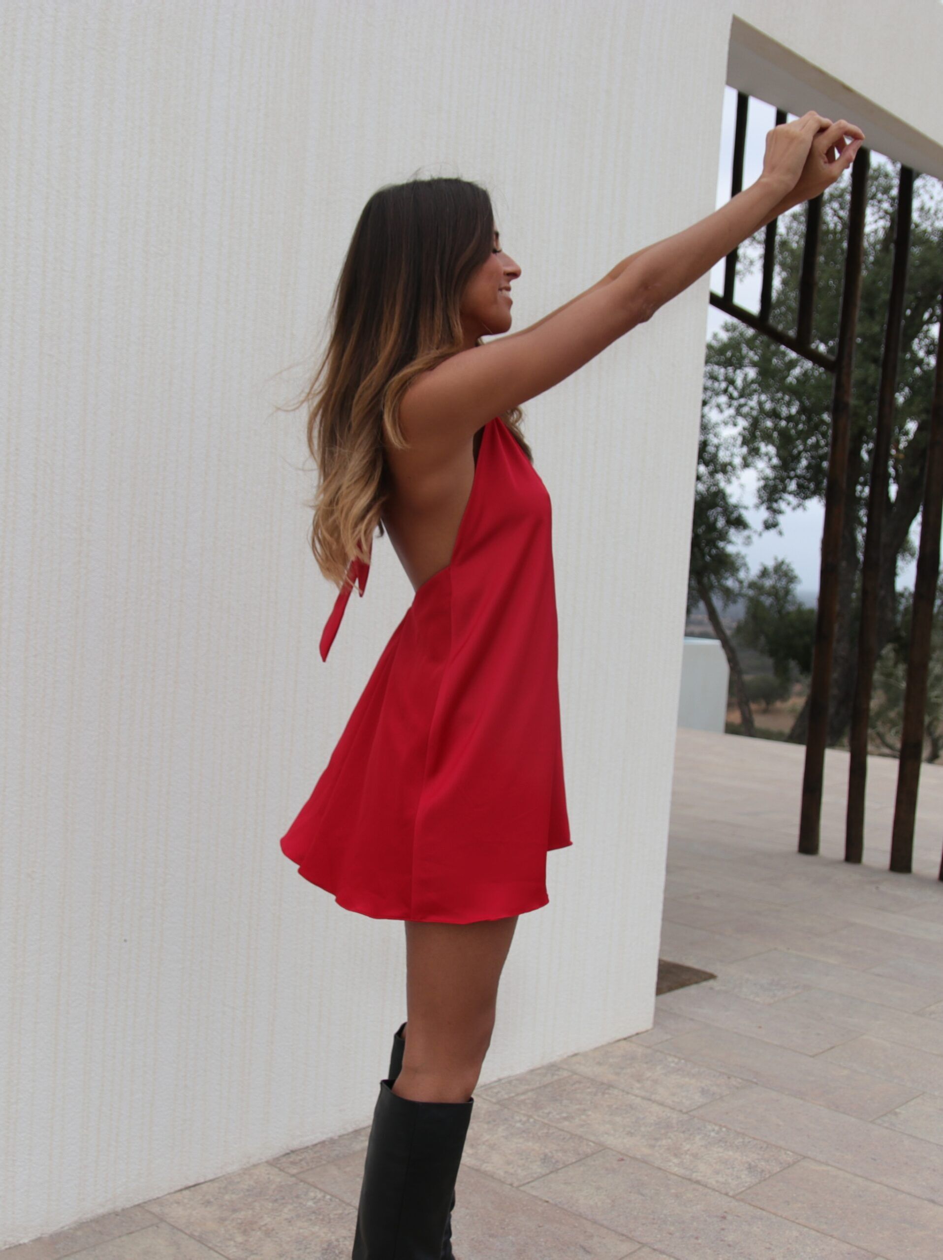 Hazel Short Dress Satin rouge sans dos et dentelle