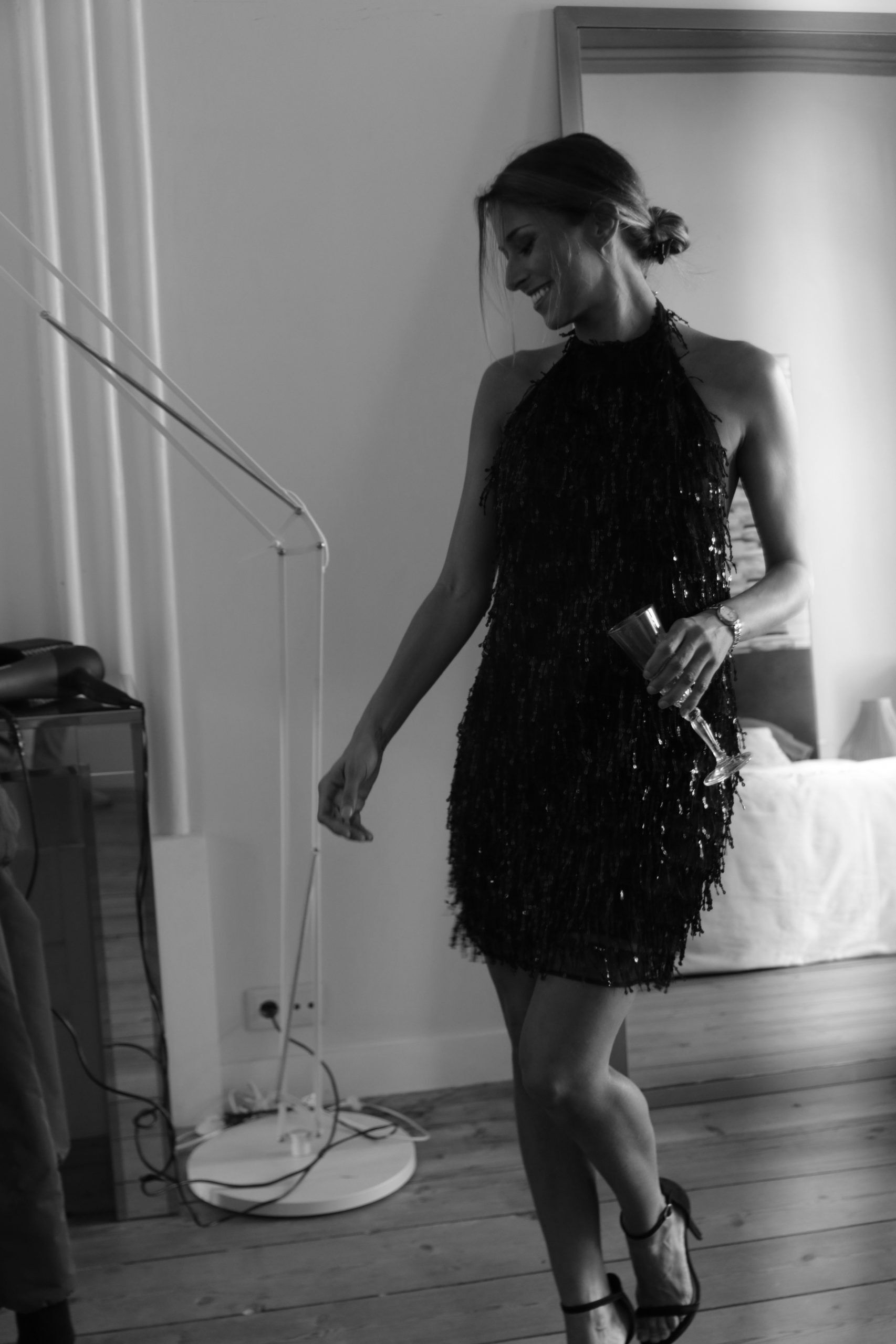 Hazel vestido curto Preto de franjas e lantejoulas Sem Costas